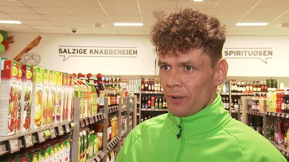 Porträtfoto eines Mannes im Supermarkt