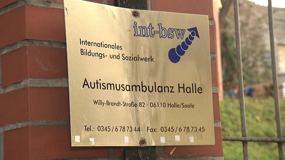Das Schild am Tor vor der Autismusambulanz in Halle