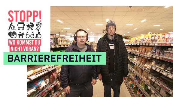 Zwei Männer stehen zwischen Supermarkt-Regalen