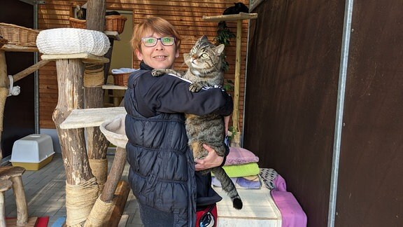 Eine Frau mit Katze in einem Tierheim