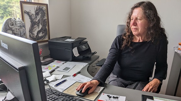 Eine Frau sitzt an einem Computer