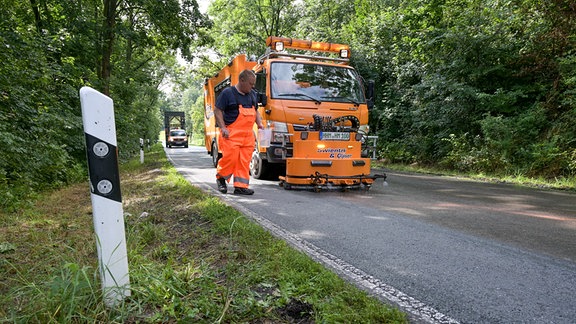 Eine Spezialfirma beseitigt die Überreste an der Unfallstelle auf der Landstraße 204. 