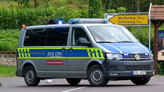 Die Polizei hat die Landstraße 204 nach einem schweren Unfall gesperrt. 