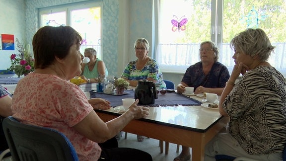 Mehrere Frauen sitzen an einem Tisch im Mehrgenerationenhaus in Wetzendorf