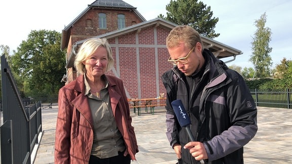 Kerstin Beckmann, Verbandsgemeinde-Bürgermeistern im Wethautal (FDP), im Gespräch mit MDR-Reporter André Plaul.