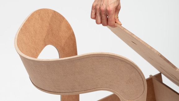 Ein faltbarer Stuhl aus Holz