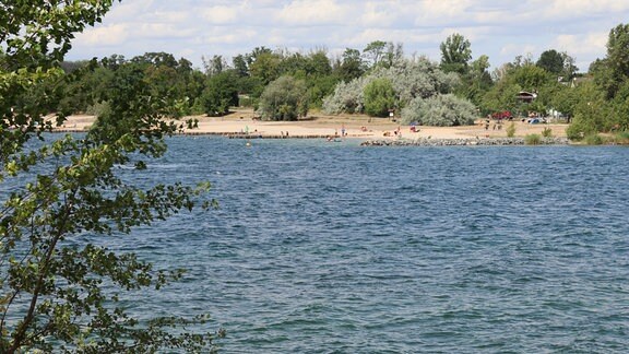 Blick über den Geiseltalsee auf ein Strandbad am anderen Ufer