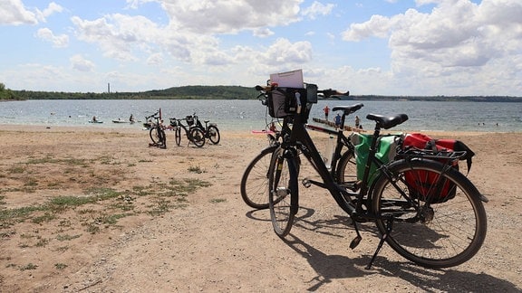 Fahrräder am Strandufer des Geiseltaalsees