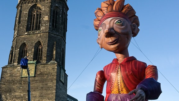 Eine 18 Meter große Gulliver-Figur steht auf dem Marktplatz. Mit der Festwoche "Gulliver" feiert das Puppentheater Halle sein 70-jähriges Bestehen.