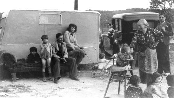 Schwarz-weiß-Archivfoto eines Zigeunerlagers