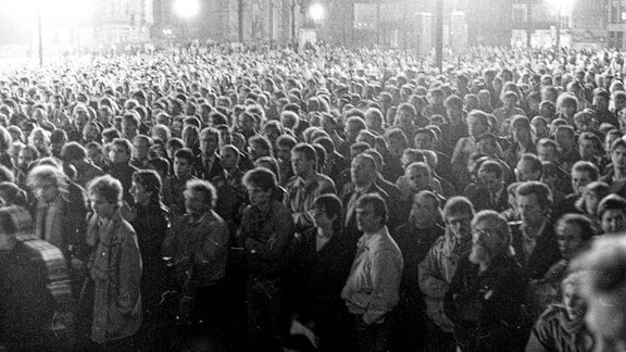 DDR 1989 stellen sich die Obersten der Stadt Halle vor dem Rathaus den Demonstranten mit dem Versuch sich für die Übergriffe der Polizei zu Entschultigen aber ohne Einsicht etwas falsch gemacht zu haben.