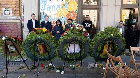 Blumenkränze stehen zum Gedenken an die Opfer des Terrorasnschlags von Halle vor dem früheren Döner-Imbiss in Halle/Saale. 