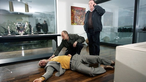 Schauspieler Peter Sodann (re.) und Bernd Michael Lade (Mitte) mit Martin Brambach (alle GER) während der Dreharbeiten zum MDR-Tatort - Die Falle - in Großsteinberg