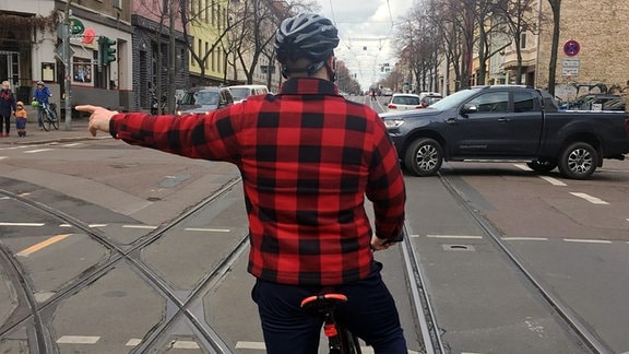 Fahrradfahren in Halle: Ein Radfahrer biegt von der Bernburger Straße links in den Mühlweg ab.