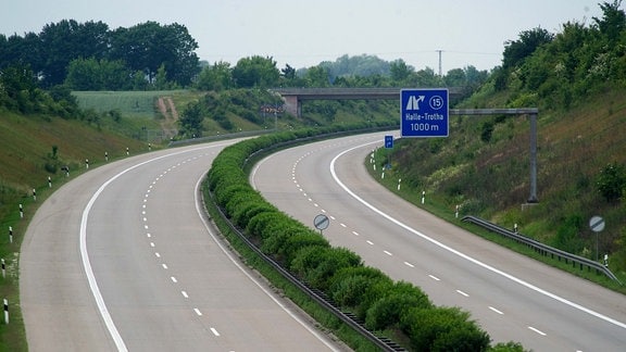 Die gesperrte und deshalb leere Autobahn A 14 bei Halle (Saale) am Mittwoch (13.06.2012). Eine Brücke über die Autobahn A14 muss abgerissen werden, nachdem sie in Bewegung geraten war. 