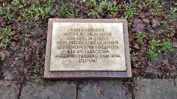 Eine Gedenktafel auf einer Wiese erinnert an Anton Wilhelm Amo