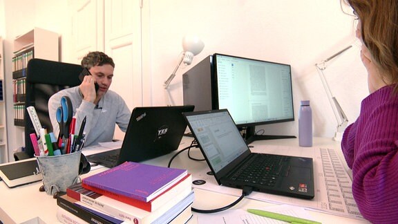 Ein Mitarbeiter von SALAM im Beratungsgspräch am Telefon in einem Büro