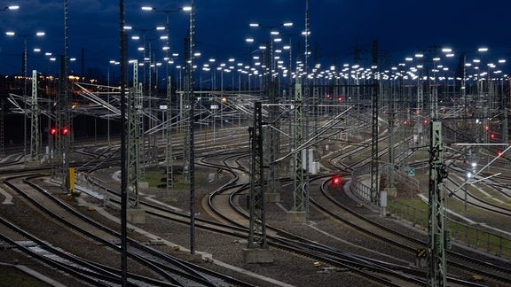 Leere Gleise sind am Morgen am Bahnknoten in Halle/Saale zu sehen.