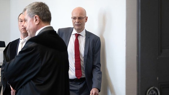 Bernd Wiegand (parteilos, r), derzeit suspendierter Oberbürgermeister von Halle/Saale, kommt zur Verhandlung am Landgericht in Halle/Saale. 
