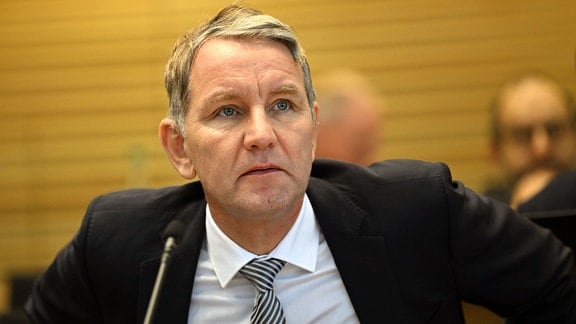 Björn Höcke, AfD-Fraktionschef, schaut während der Sitzung des Thüringer Landtags.