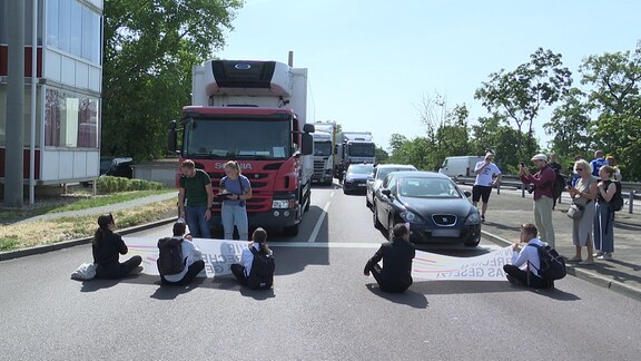 Blockade der Letzten Generation auf der Dessauer Straße in Halle