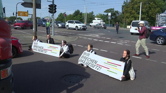 Blockade der Letzten Generation auf der Dessauer Straße in Halle