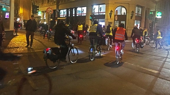 Fahrradfahrer der Initiative Critical Mass fahren gemeinsam in Halle.