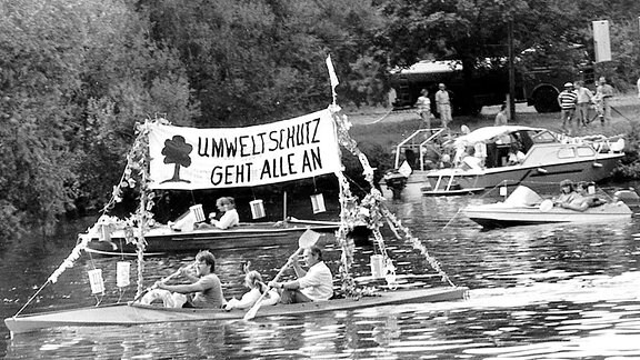 Das Laternenfest 1989 in Halle: Bei dem Bootskorso machen Aktivistinnen und Aktivisten auf den Umweltschutz aufmerksam.