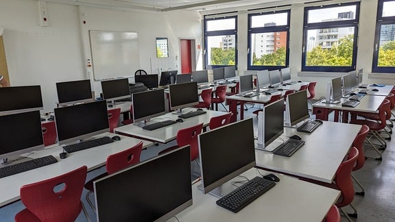 Blick in einen Klassenraum mit vielen PCs
