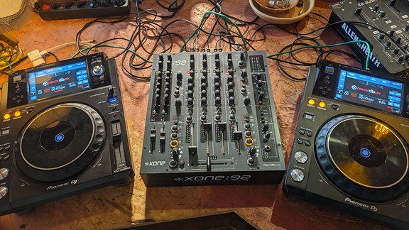 DJ Equipment auf einem Tisch