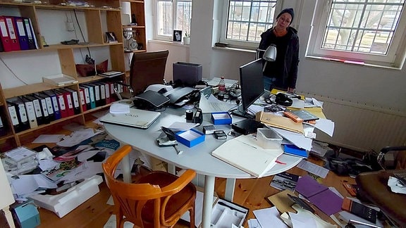 Nicole Tröger im verwüstetet Büro