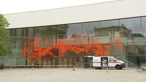 Orangene Farbe an der Fasse der Universität Halle