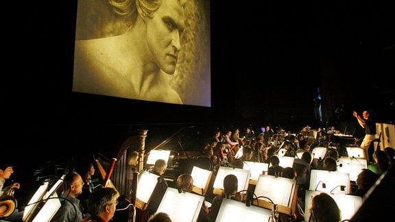 Ein Orchester probt für die Premiere der restaurierten Fassung des Stummfilms 'Die Nibelungen'