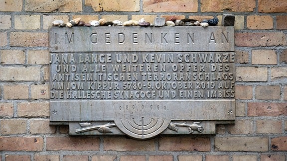 Eine Tafel an der Mauer der Synagoge in Halle/Saale erinnert an Jana und Kevin, die Opfer des rechtsextremen Anschlags vor vier Jahren.