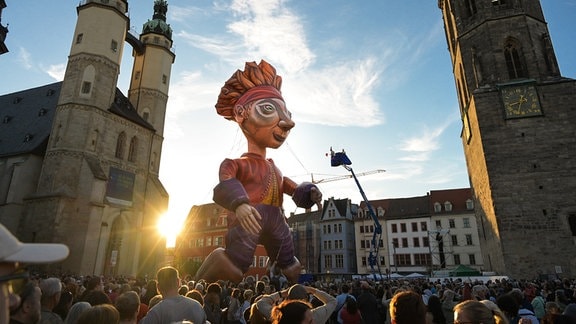 Eine 18 Meter große Gulliver-Figur steht auf dem Marktplatz. Mit der Festwoche "Gulliver" feiert das Puppentheater Halle sein 70-jähriges Bestehen. 