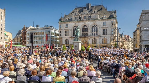 Besucherinnen und Besucher bei der Feierstunde am Händel-Denkmal am 26.05.2023 während der Händel-Festspiele auf dem Markt in Halle.