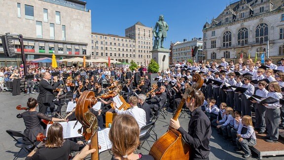 Stadtsingechor und das Akademische Orchester der Martin-Luther-Universität Halle-Wittenberg bei der Feierstunde am Händel-Denkmal am 26.05.2023 während der Händel-Festspiele auf dem Markt in Halle.