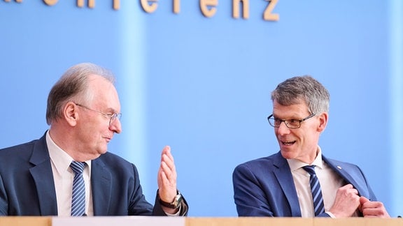 Reiner Haseloff (l, CDU), Ministerpräsident von Sachsen-Anhalt, und Egbert Geier (SPD), Oberbürgermeister von Halle (Saale)