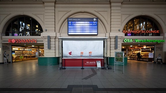 Der Informationsschalter im Hauptbahnhof in Halle/Saale ist geschlossen.