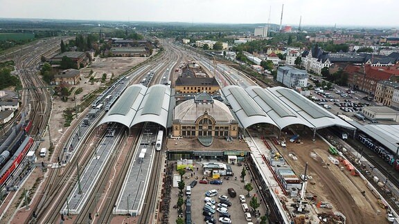 Luftbildaufnahme des Hauptbahnhofes in Halle an der Saale.