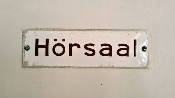 Altes Schild mit der Aufschrift "Hörsaal".