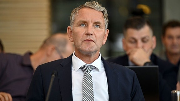 Björn Höcke, AfD-Fraktionschef, wartet auf den Beginn einer Aktuellen Stunde im Thüringer Landtag. 