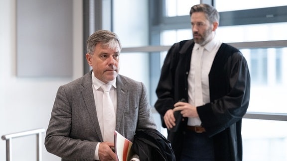 Staatsanwalt Benedikt Bernzen (r) und Oberstaatsanwalt Ulf Lenzner betreten vor der Fortführung des Prozesses gegen den AfD-Politiker Höcke den Verhandlungssaal im Landgericht Halle/Saale. 
