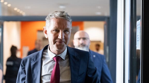 Björn Höcke, Vorsitzender der Thüringer AfD, kommt in das Landgericht Halle/Saale. 