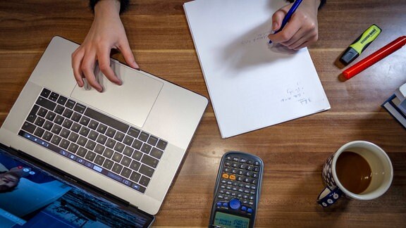 Eine Person lernt im Homeoffice vor einem Laptop.