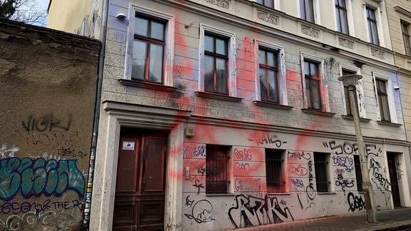 Blick auf das mit Farbe beschmierte Haus der Identitären Bewegung in der Adam-Kuckhoff-Straße 16 in Halle.