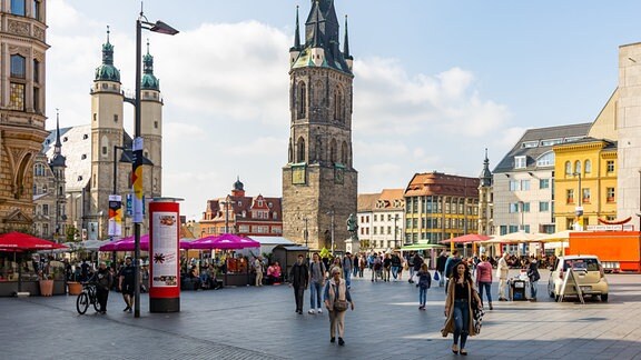 Blick auf den von Menschen und Marktständen bevölkerten Marktplatz im Zentrum von Halle (Saale)  