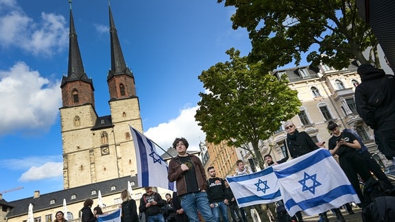 Mit israelischen Flaggen sind die Demonstranten vor die Marktkirche gekommen.