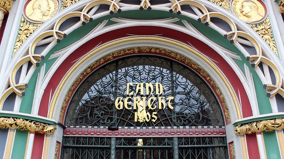 Der Eingang am Landgericht Halle mit goldenem Schriftzug und Jahreszahl 1905.