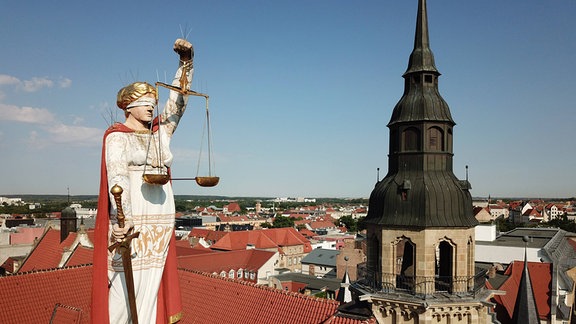 Justitia auf dem Dach des Landgericht Halle.